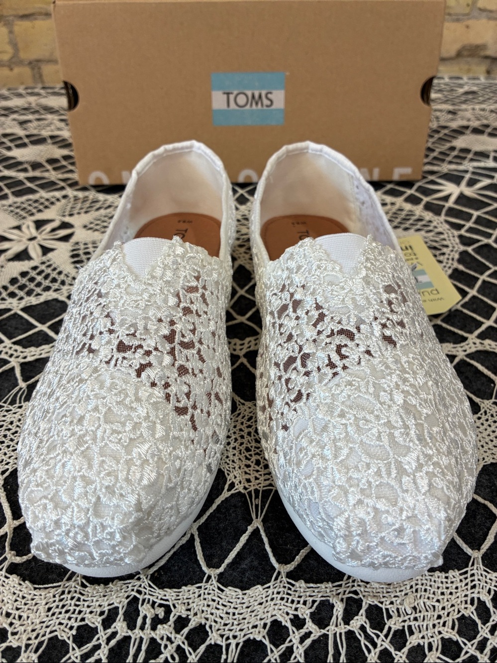 TOMS Women's White Mini Floral Lace Slip-On Flats, 9.5 B - Picture 3 of 8